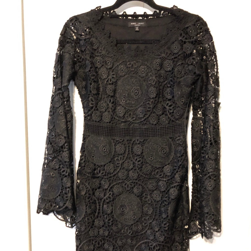 Romeo + Juliet Bell Sleeve Lace Dress